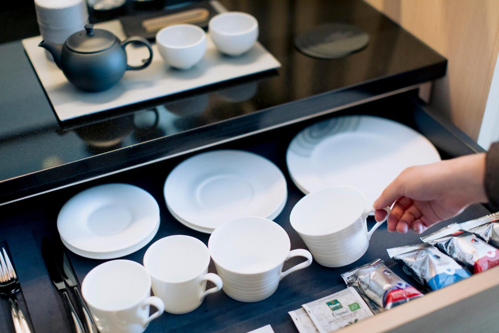 京都千酒店 外观 照片 A drawer filled with tableware