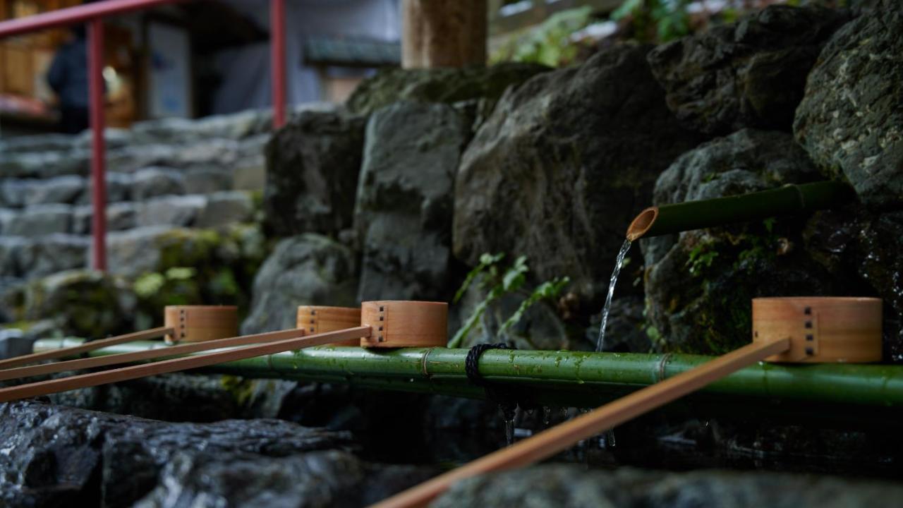 京都千酒店 外观 照片 A tsukubai at a shrine